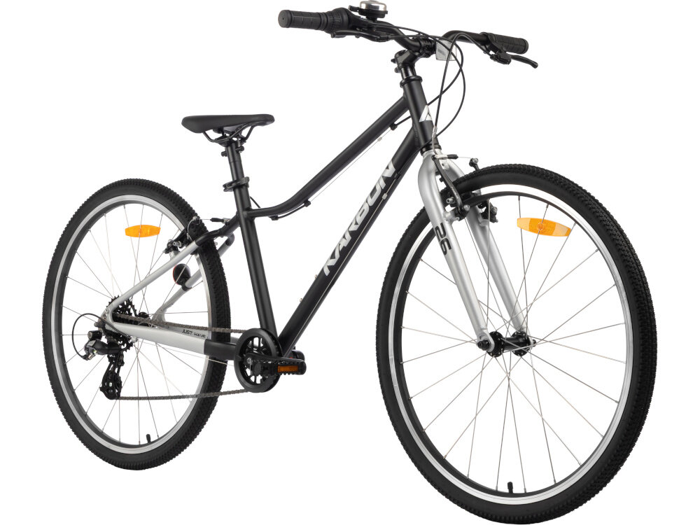 Rower młodzieżowy KARBON Superlight 26 cale dla chłopca Czarny zbliżenie na kierownicę białe tło lekka aluminiowa kierownica typu LOW RISE KID wygodna naturalna pozycja aluminiowy wspornik stabilne mocowanie trwałość antypoślizgowe uchwyty ograniczniki na końcach gripów