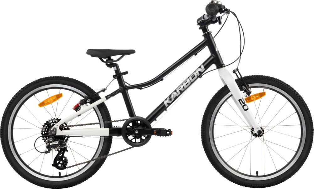 Rower dziecięcy KARBON Superlight 20 cali dla chłopca Czarny rower na białym tle widoczny z boku dla dzieci w wieku od 5 do 7 lat lekka konstrukcja (waga 8,2 kg) ułatwia dziecku manewrowanie i kontrolowanie roweru odpowiednio dobrane komponenty ergonomiczna geometria stabilność i bezpieczeństwo rozwój równowagi, koordynacji i pewności siebie dziecka