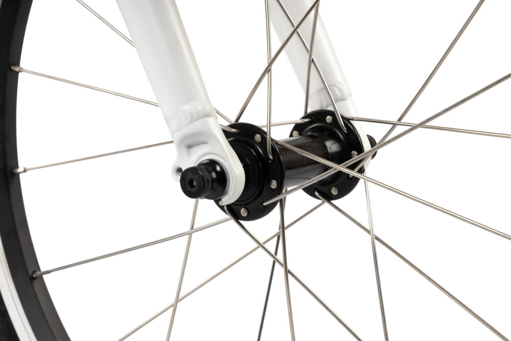 Rower dziecięcy KARBON Superlight 20 cali dla chłopca Czarny zbliżenie na koło widok na szprychy obręcze i oponę koła w rozmiarze 20 x 1.5 lekkość trwałość aluminiowe, lakierowane obręcze odporne na korozję i uszkodzenia aluminiowe piasty jazda lekka płynna stabilna regularne sprawdzanie ciśnienia powietrza wartość na bocznej części opony