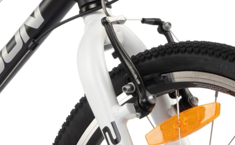 Rower dziecięcy KARBON Superlight 20 cali dla chłopca Czarny zbliżenie na przedni hamulec białe tło podstawa bezpieczeństwa przedni i tylny hamulec typu V-Brake z lekkiego aluminium skuteczne i pewne zatrzymanie duża siła hamowania precyzyjna kontrola prędkości bezpieczeństwo dziecka