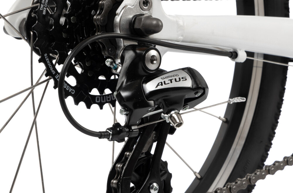 Rower dziecięcy KARBON Superlight 20 cali dla chłopca Czarny zbliżenie na przerzutkę 7 przełożeń tylna przerzutka SHIMANO Altus technologia SHADOW przerzutka jest schowana i mniej narażona na uszkodzenia duża wytrzymałość i precyzyjne działanie zmiana biegów jest płynna i bezproblemowa obrotowa manetka SHIMANO RS35