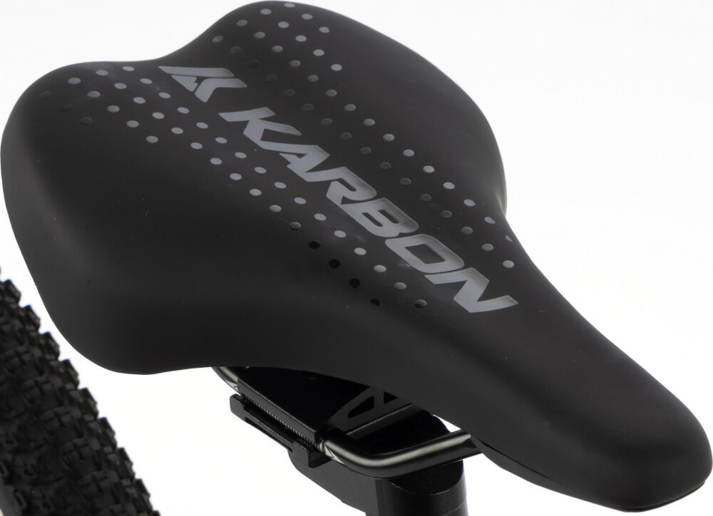Rower dziecięcy KARBON Superlight 20 cali dla chłopca Czarny zbliżenie na siodełko widok z góry białe tło wygodne siodło KARBON SUPERLIGHT lekki aluminiowy wspornik stabilność solidna konstrukcja trwałość i pewne mocowanie siodełka ergonomicznie zaprojektowane siodełko wygoda
