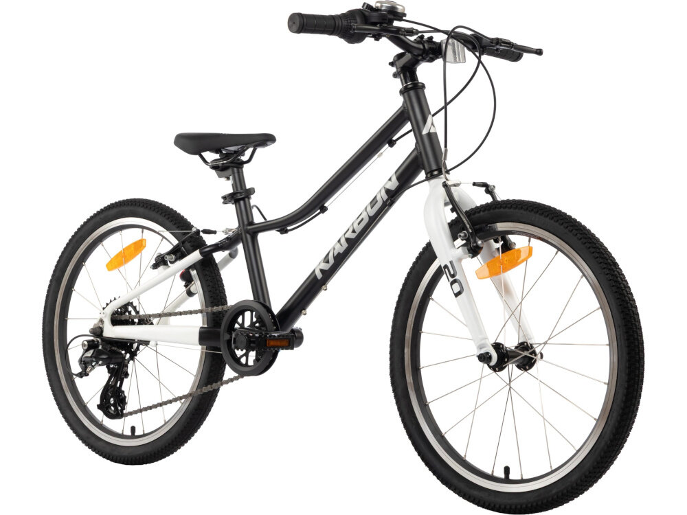 Rower dziecięcy KARBON Superlight 20 cali dla chłopca Czarny rower na białym tle widoczny od przodu pod skosem hamulca lekka aluminiowa kierownica typu LOW RISE KID wygodna naturalna pozycja aluminiowy wspornik stabilne mocowanie trwałość antypoślizgowe uchwyty ograniczniki na końcach gripów