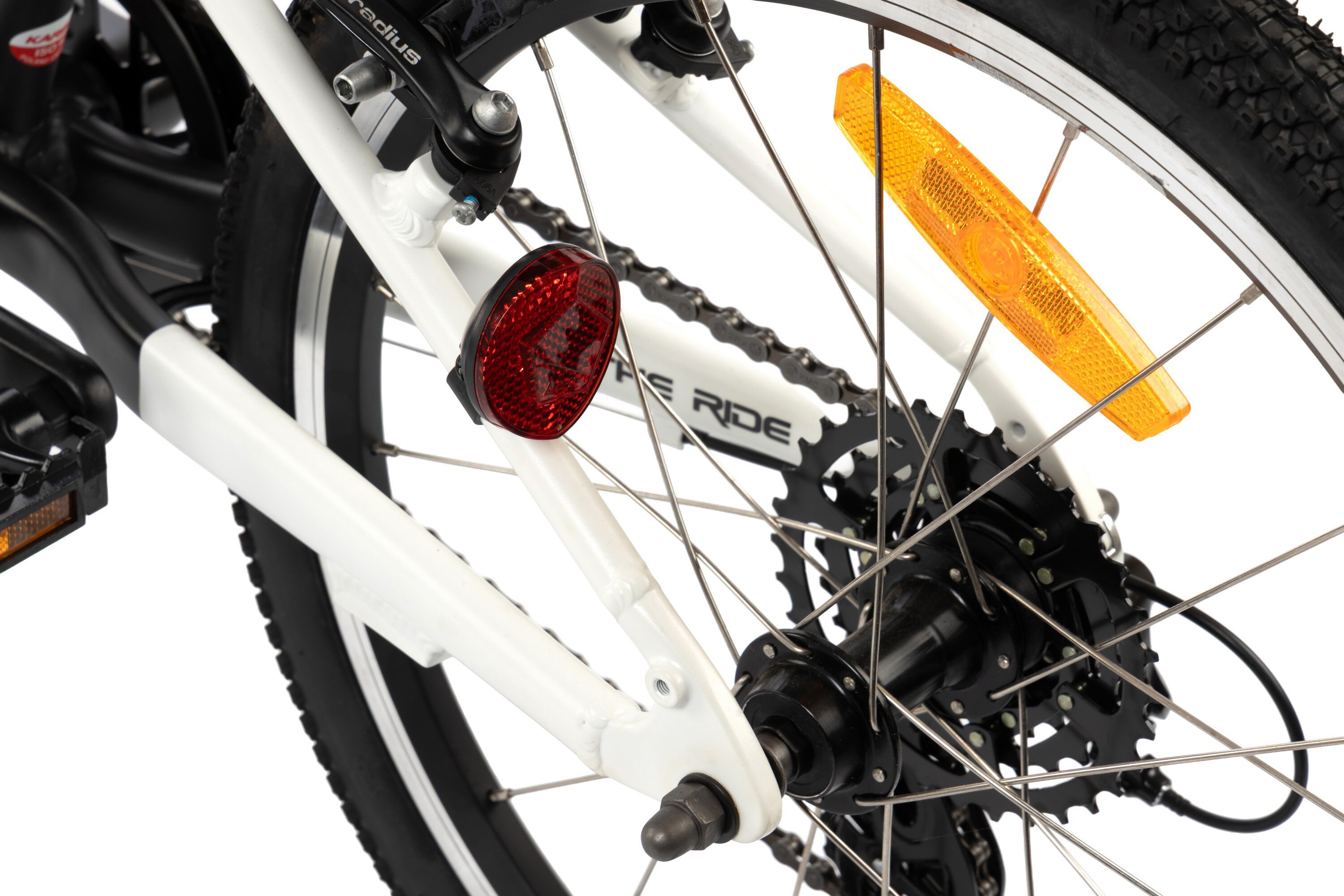 Rower dziecięcy KARBON Superlight 20 cali dla chłopca Czarny białe tło zbliżenie na odblask umieszczony na pod siodełkiem pakiet odblasków umieszczonych w kluczowych miejscach konstrukcji rowerek staje się lepiej widoczny po zmroku i w pochmurne dni wsparcie bezpieczeństwa odblaski zwiększają dostrzegalność dziecka