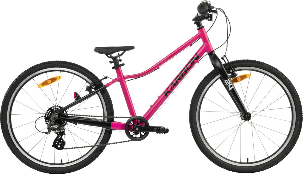 Rower młodzieżowy KARBON Superlight 24 cale dla dziewczynki Różowy rower na białym tle widoczny z boku dla dzieci w wieku od 6 do 8 lat lekka konstrukcja (waga 8,5 kg) ułatwia dziecku manewrowanie i kontrolowanie roweru odpowiednio dobrane komponenty ergonomiczna geometria stabilność i bezpieczeństwo rozwój równowagi, koordynacji i pewności siebie dziecka