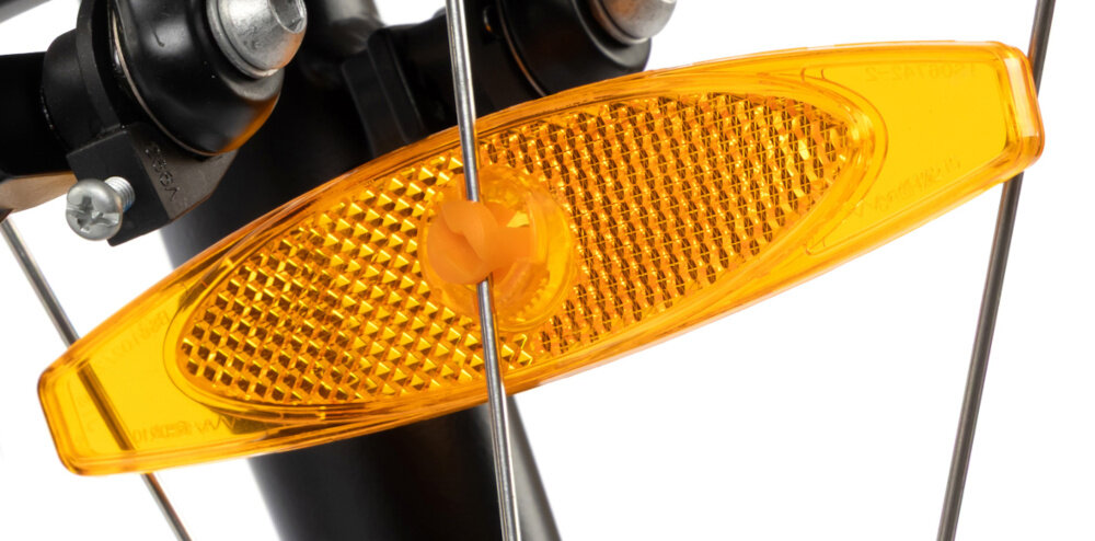 Rower młodzieżowy KARBON Superlight 24 cale dla dziewczynki Różowy białe tło zbliżenie na odblask umieszczony na kole pakiet odblasków umieszczonych w kluczowych miejscach konstrukcji rowerek staje się lepiej widoczny po zmroku i w pochmurne dni wsparcie bezpieczeństwa odblaski zwiększają dostrzegalność dziecka