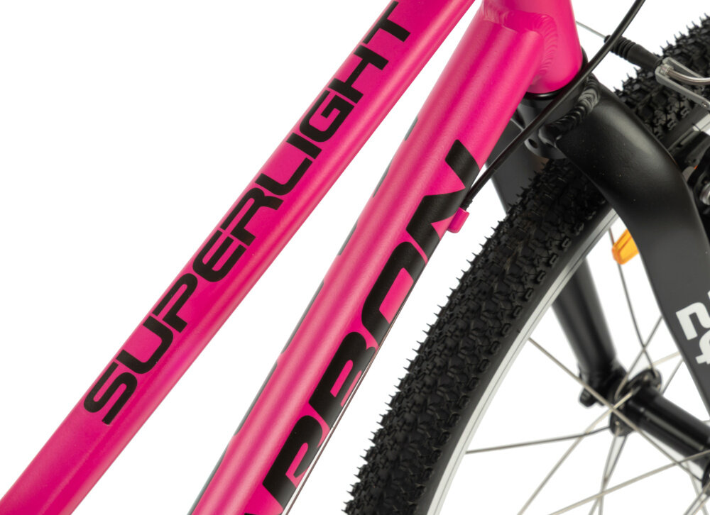 Rower młodzieżowy KARBON Superlight 24 cale dla dziewczynki Różowy zbliżenie na ramę widok z boku białe tło odpowiednio wyselekcjonowane materiały aluminiowa 13-calowa rama dostosowana do najmłodszych geometria odporność na korozję wybór rozmiaru ramy Twój wzrost mierzony w zrelaksowanej pozycji typ roweru dla dzieci o wzroście od 122 do 135 cm
