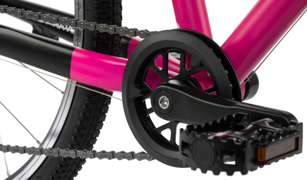 Rower młodzieżowy KARBON Superlight 24 cale dla dziewczynki Różowy zbliżenie na korbę białe tło sprawdzony układ napędowy kaseta SHIMANO HG200-7 aluminiowa korba PROWHEEL montowana na klasyczny suport typu kwadrat siedmiobiegowa kaseta dopasowanie przełożenia do tempa jazdy oraz nachylenia terenu aluminiowa korba charakteryzuje się niską masą i dobrą sztywnością