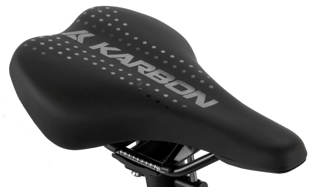 Rower młodzieżowy KARBON Superlight 24 cale dla dziewczynki Różowy zbliżenie na siodełko widok z góry białe tło wygodne siodło KARBON SUPERLIGHT lekki aluminiowy wspornik stabilność solidna konstrukcja trwałość i pewne mocowanie siodełka ergonomicznie zaprojektowane siodełko wygoda