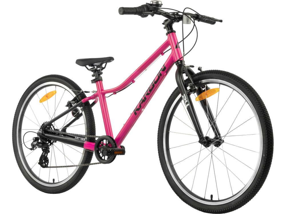 Rower młodzieżowy KARBON Superlight 24 cale dla dziewczynki Różowy rower na białym tle widoczny od przodu pod skosem lekka aluminiowa kierownica typu LOW RISE KID wygodna naturalna pozycja aluminiowy wspornik stabilne mocowanie trwałość antypoślizgowe uchwyty ograniczniki na końcach gripów