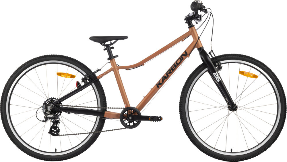 Rower młodzieżowy KARBON Superlight 26 cale dla chłopca Miedziany rower na białym tle widoczny z boku dla dzieci w wieku od 8 do 11 lat lekka konstrukcja (waga 9 kg) ułatwia dziecku manewrowanie i kontrolowanie roweru odpowiednio dobrane komponenty ergonomiczna geometria stabilność i bezpieczeństwo rozwój równowagi, koordynacji i pewności siebie dziecka