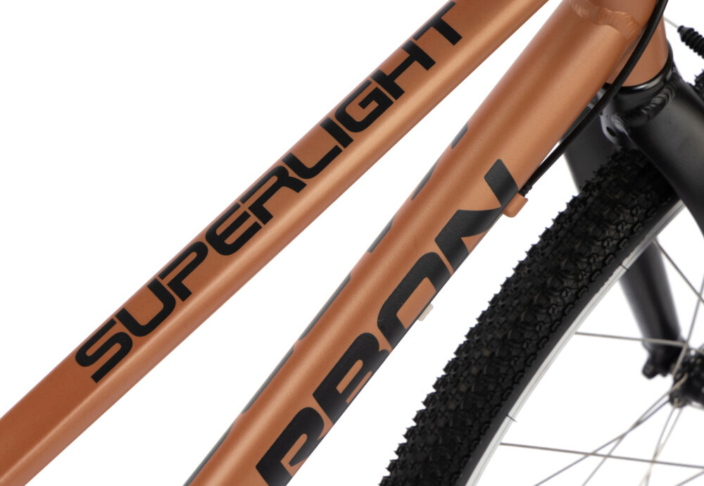 Rower młodzieżowy KARBON Superlight 26 cale dla chłopca Miedziany zbliżenie na ramę widok z boku białe tło odpowiednio wyselekcjonowane materiały aluminiowa 15-calowa rama dostosowana do najmłodszych geometria odporność na korozję wybór rozmiaru ramy Twój wzrost mierzony w zrelaksowanej pozycji typ roweru dla dzieci o wzroście od 132 do 150 cm