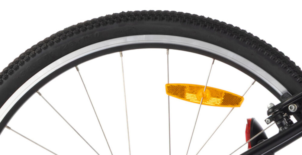 Rower młodzieżowy KARBON Superlight 26 cale dla chłopca Miedziany zbliżenie na oponę szprychy białe tło koła z oponami marki KENDA w rozmiarze 26 x 1.5 lekkość trwałość aluminiowe, lakierowane obręcze odporne na korozję i uszkodzenia aluminiowe piasty jazda lekka płynna stabilna regularne sprawdzanie ciśnienia powietrza wartość na bocznej części opony