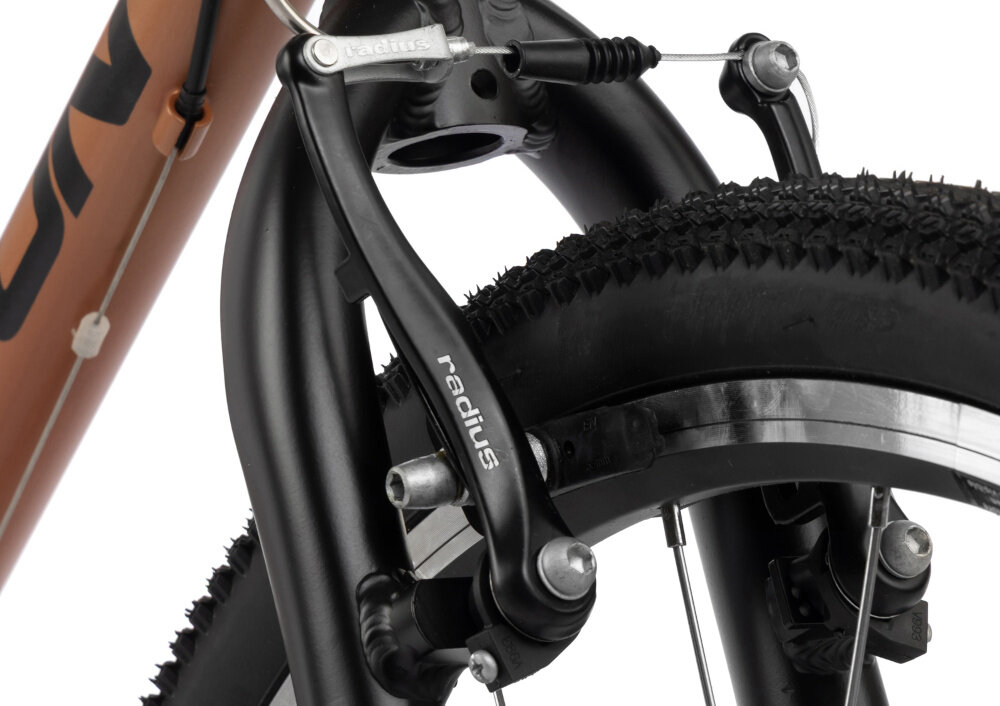 Rower młodzieżowy KARBON Superlight 26 cale dla chłopca Miedziany zbliżenie na przedni hamulec białe tło podstawa bezpieczeństwa przedni i tylny hamulec typu V-Brake z lekkiego aluminium skuteczne i pewne zatrzymanie duża siła hamowania precyzyjna kontrola prędkości bezpieczeństwo dziecka