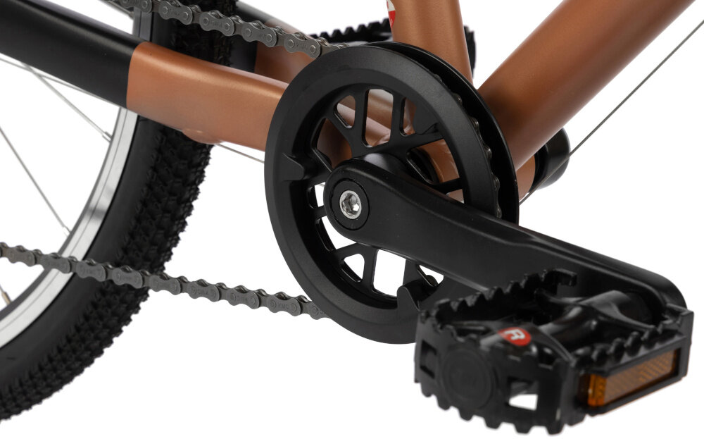 Rower młodzieżowy KARBON Superlight 26 cale dla chłopca Miedziany zbliżenie na korbę białe tło sprawdzony układ napędowy kaseta SHIMANO HG200-7 aluminiowa korba PROWHEEL montowana na klasyczny suport typu kwadrat siedmiobiegowa kaseta dopasowanie przełożenia do tempa jazdy oraz nachylenia terenu aluminiowa korba charakteryzuje się niską masą i dobrą sztywnością