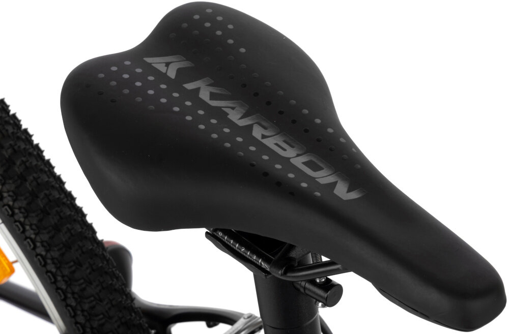 Rower młodzieżowy KARBON Superlight 26 cale dla chłopca Miedziany zbliżenie na siodełko widok z lekko z góry białe tło wygodne siodło KARBON SUPERLIGHT lekki aluminiowy wspornik stabilność solidna konstrukcja trwałość i pewne mocowanie siodełka ergonomicznie zaprojektowane siodełko wygoda