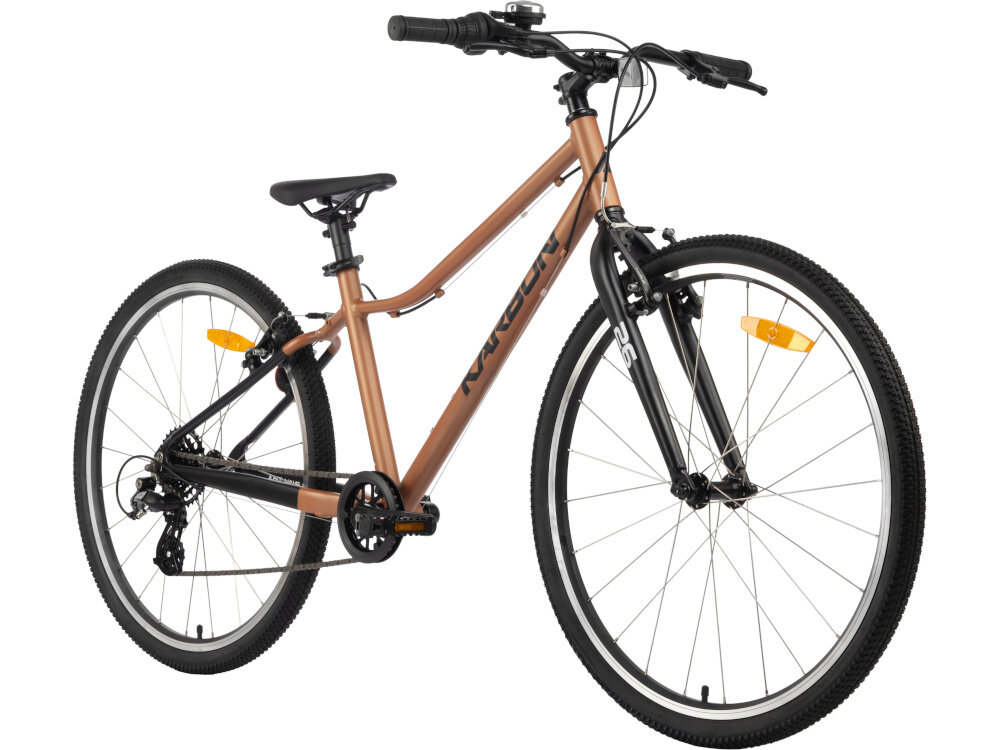 Rower młodzieżowy KARBON Superlight 26 cale dla chłopca Miedziany rower na białym tle widoczny od przodu pod skosem lekka aluminiowa kierownica typu LOW RISE KID wygodna naturalna pozycja aluminiowy wspornik stabilne mocowanie trwałość antypoślizgowe uchwyty ograniczniki na końcach gripów