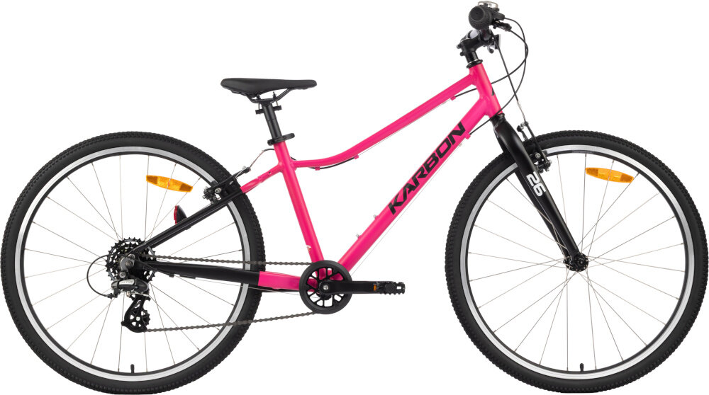 Rower młodzieżowy KARBON Superlight 26 cale dla dziewczynki Różowy rower na białym tle widoczny z boku dla dzieci w wieku od 8 do 11 lat lekka konstrukcja (waga 9 kg) ułatwia dziecku manewrowanie i kontrolowanie roweru odpowiednio dobrane komponenty ergonomiczna geometria stabilność i bezpieczeństwo rozwój równowagi, koordynacji i pewności siebie dziecka