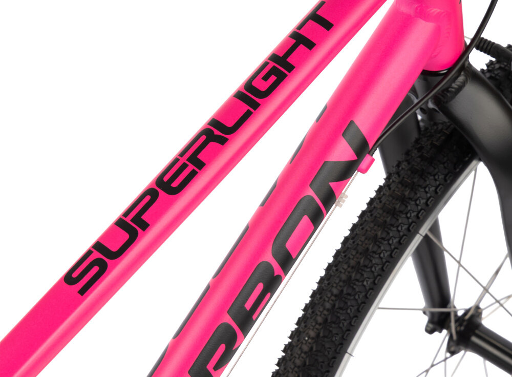 Rower młodzieżowy KARBON Superlight 26 cale dla dziewczynki Różowy zbliżenie na ramę widok z boku białe tło odpowiednio wyselekcjonowane materiały aluminiowa 15-calowa rama dostosowana do najmłodszych geometria odporność na korozję wybór rozmiaru ramy Twój wzrost mierzony w zrelaksowanej pozycji typ roweru dla dzieci o wzroście od 132 do 150 cm