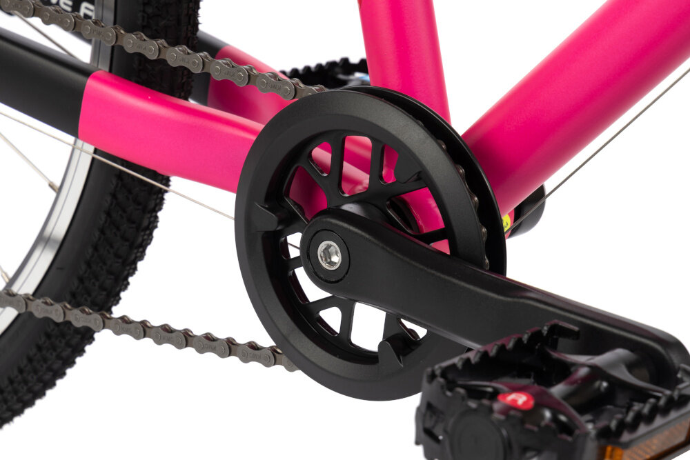 Rower młodzieżowy KARBON Superlight 26 cale dla dziewczynki Różowy zbliżenie na korbę białe tło sprawdzony układ napędowy kaseta SHIMANO HG200-7 aluminiowa korba PROWHEEL montowana na klasyczny suport typu kwadrat siedmiobiegowa kaseta dopasowanie przełożenia do tempa jazdy oraz nachylenia terenu aluminiowa korba charakteryzuje się niską masą i dobrą sztywnością