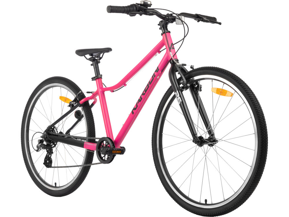 Rower młodzieżowy KARBON Superlight 26 cale dla dziewczynki Różowy rower na białym tle widoczny od przodu pod skosem lekka aluminiowa kierownica typu LOW RISE KID wygodna naturalna pozycja aluminiowy wspornik stabilne mocowanie trwałość antypoślizgowe uchwyty ograniczniki na końcach gripów