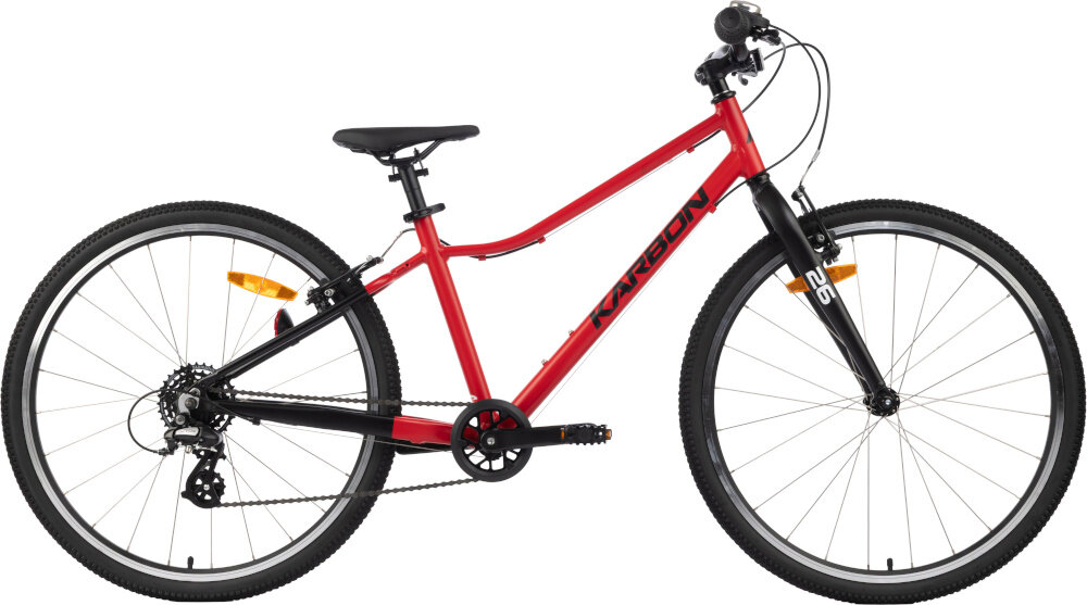 Rower młodzieżowy KARBON Superlight 26 cale dla chłopca Czerwony rower na białym tle widoczny z boku dla dzieci w wieku od 8 do 11 lat lekka konstrukcja (waga 9 kg) ułatwia dziecku manewrowanie i kontrolowanie roweru odpowiednio dobrane komponenty ergonomiczna geometria stabilność i bezpieczeństwo rozwój równowagi, koordynacji i pewności siebie dziecka
