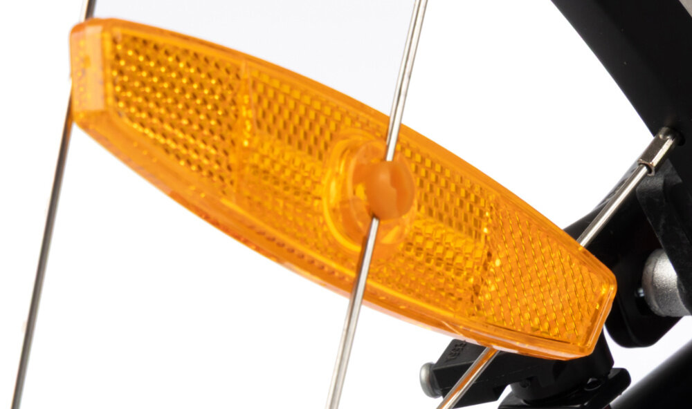 Rower młodzieżowy KARBON Superlight 26 cale dla chłopca Czerwony białe tło zbliżenie na odblask umieszczony na kole pakiet odblasków umieszczonych w kluczowych miejscach konstrukcji rowerek staje się lepiej widoczny po zmroku i w pochmurne dni wsparcie bezpieczeństwa odblaski zwiększają dostrzegalność dziecka