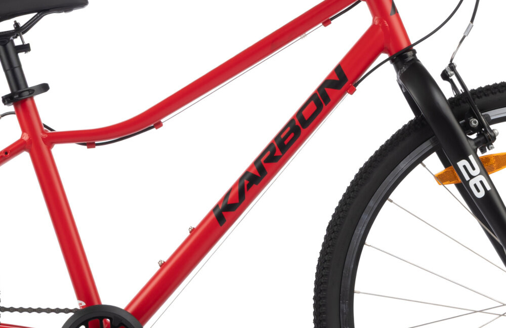 Rower młodzieżowy KARBON Superlight 26 cale dla chłopca Czerwony zbliżenie na ramę widok z boku białe tło odpowiednio wyselekcjonowane materiały aluminiowa 15-calowa rama dostosowana do najmłodszych geometria odporność na korozję wybór rozmiaru ramy Twój wzrost mierzony w zrelaksowanej pozycji typ roweru dla dzieci o wzroście od 132 do 150 cm