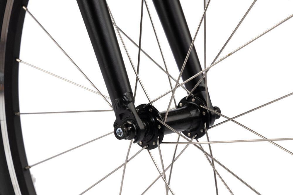 Rower młodzieżowy KARBON Superlight 26 cale dla chłopca Czerwony zbliżenie na oponę szprychy białe tło koła z oponami marki KENDA w rozmiarze 26 x 1.5 lekkość trwałość aluminiowe, lakierowane obręcze odporne na korozję i uszkodzenia aluminiowe piasty jazda lekka płynna stabilna regularne sprawdzanie ciśnienia powietrza wartość na bocznej części opony