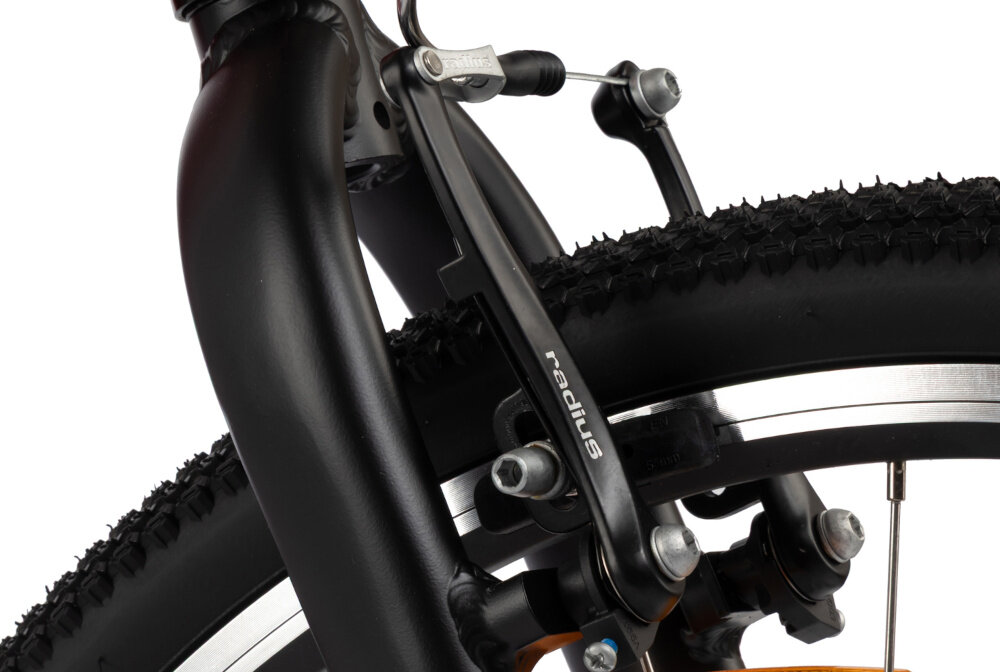 Rower młodzieżowy KARBON Superlight 26 cale dla chłopca Czerwony zbliżenie na przedni hamulec białe tło podstawa bezpieczeństwa przedni i tylny hamulec typu V-Brake z lekkiego aluminium skuteczne i pewne zatrzymanie duża siła hamowania precyzyjna kontrola prędkości bezpieczeństwo dziecka