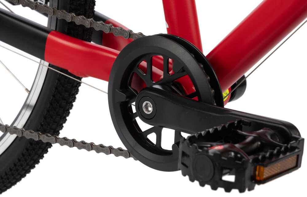 Rower młodzieżowy KARBON Superlight 26 cale dla chłopca Czerwony zbliżenie na korbę białe tło sprawdzony układ napędowy kaseta SHIMANO HG200-7 aluminiowa korba PROWHEEL montowana na klasyczny suport typu kwadrat siedmiobiegowa kaseta dopasowanie przełożenia do tempa jazdy oraz nachylenia terenu aluminiowa korba charakteryzuje się niską masą i dobrą sztywnością