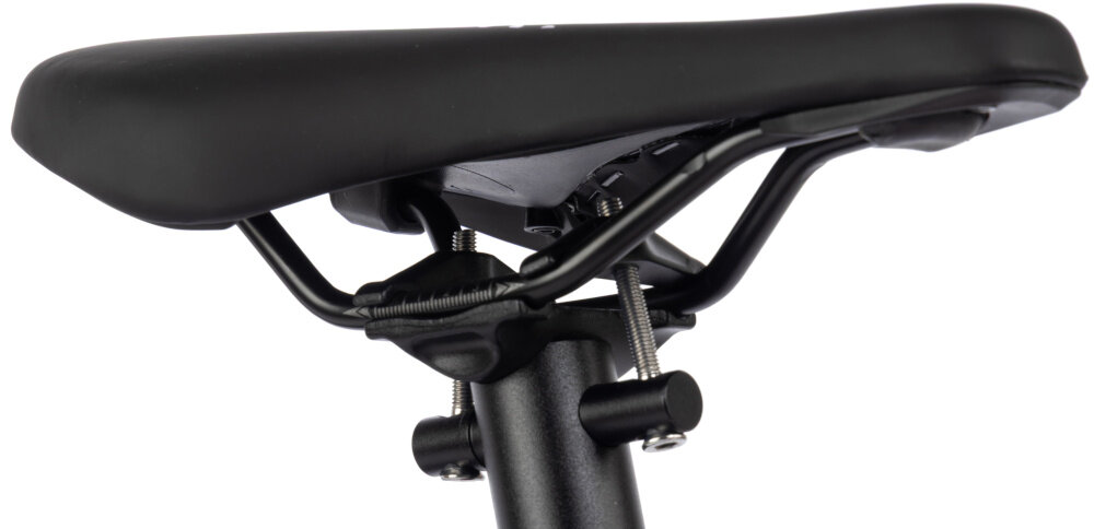 Rower młodzieżowy KARBON Superlight 26 cale dla chłopca Czerwony zbliżenie na siodełko widok z boku białe tło wygodne siodło KARBON SUPERLIGHT lekki aluminiowy wspornik stabilność solidna konstrukcja trwałość i pewne mocowanie siodełka ergonomicznie zaprojektowane siodełko wygoda