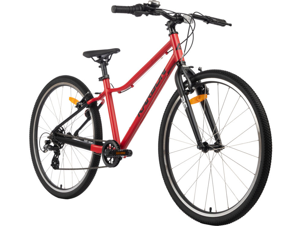 Rower młodzieżowy KARBON Superlight 26 cale dla chłopca Czerwony rower na białym tle widoczny od przodu pod skosem lekka aluminiowa kierownica typu LOW RISE KID wygodna naturalna pozycja aluminiowy wspornik stabilne mocowanie trwałość antypoślizgowe uchwyty ograniczniki na końcach gripów