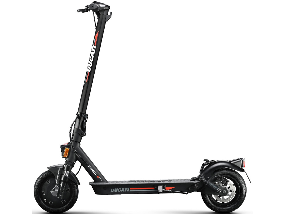 Hulajnoga elektryczna DUCATI Pro II Evo Czarny w czarnym kolorze z myślą o miejskim stylu wysokiej jakości elektroniczne podzespoły prosta minimalistyczna konstrukcja do warunków miejskich na długodystansowych trasach do 40 km