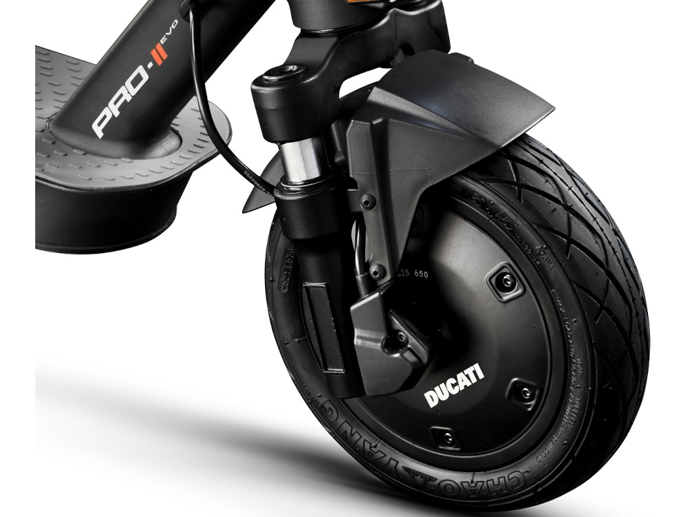Hulajnoga elektryczna DUCATI Pro II Evo Czarny silnik moc 350 W maksymalna prędkość do 25 km/h bateria pojemność 10,4 Ah zasięg do 40 km czas ładowania około 7 godzin