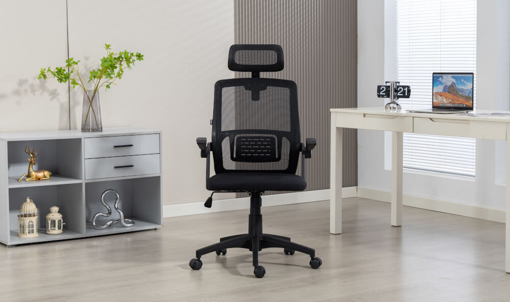 Fotel COBRA Office One HF301BK Czarny prezentacja fotela od przodu przed biurkiem w jasnym pokoju