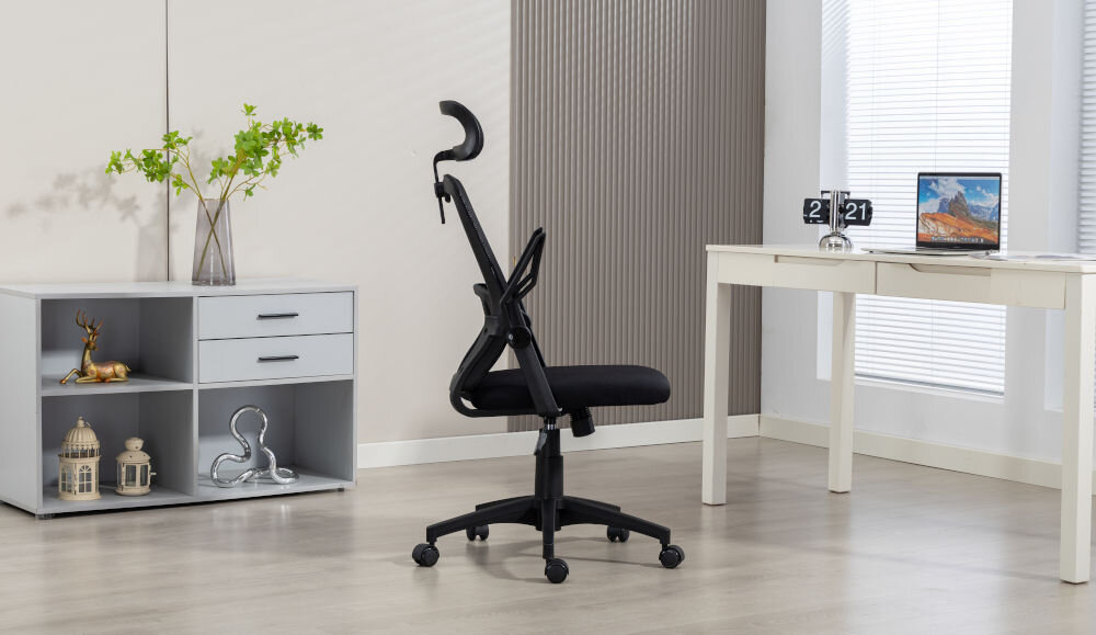 Fotel COBRA Office One HF301BK Czarny prezentacja fotela od boku przed biurkiem w jasnym pokoju dorośli wzrost waga regulacja wysokości estetyka wykonania