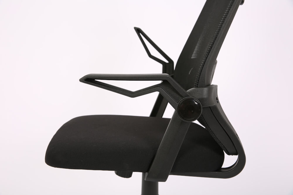 Fotel COBRA Office One HF301BK Czarny zbliżenie na siedzisko i podnoszone podłokietniki fotela na jasnym tle podnoszone podłokietniki stabilne podparcie możliwość odchylenia siedzisko wypełnione pianką formowaną komfort