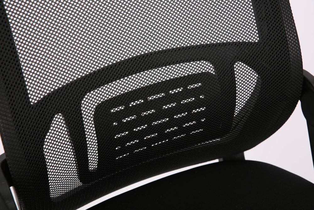 Fotel COBRA Office One HF301BK Czarny zbliżenie na oparcie fotela na jasnym tle z wymiarami siateczka mesh cyrkulacja powietrza komfort