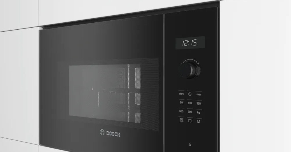 KUCHNIA MIKROFALOWA BOSCH BEL554MB0 lifestyle zabudowa bok zamknięty pokrętło logo kolor czarny Wyświetlacz LCD grillowanie AutoPilot 8 chowane pokrętła Asystent czyszczenia