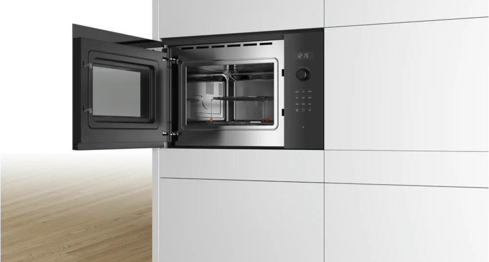 KUCHNIA MIKROFALOWA BOSCH BEL554MB0 zabudowa białe meble widok z daleka otwarta wnętrze ruszt elektroniczne otwierane drzwi przycisk sensorowy automatyczne otwieranie szybki dostęp bez użycia rąk wygoda użytkowania nowoczesne rozwiązanie łatwa obsługa
