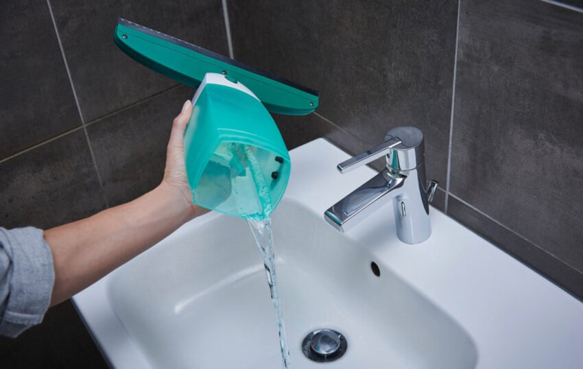Myjka do okien LEIFHEIT Dry & Clean z myjką dwustronną zbiornik szeroki otwor wystarczy wylac brudna wode i przeplukac wnetrze