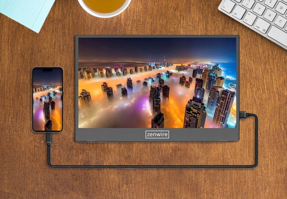 Monitor ZENWIRE M8 Monitor leżący na biurku, połączony kablem ze smartfonem, na ekranie widoczna panorama miasta nocą, podłączenie, porty USB-C