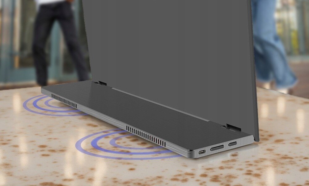 Monitor ZENWIRE M8 Tył monitora stojącego na stole z widocznymi złączami i oznaczeniami działania głośników, głośniki, dźwięk, wyjście słuchawkowe