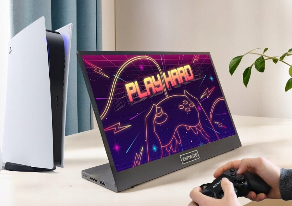 Monitor ZENWIRE M8 Monitor ustawiony obok konsoli, na ekranie kolorowa grafika z napisem 'PLAY HARD', na pierwszym planie dłonie trzymające kontroler, kompatybilność, systemy, urządzenia, gniazda