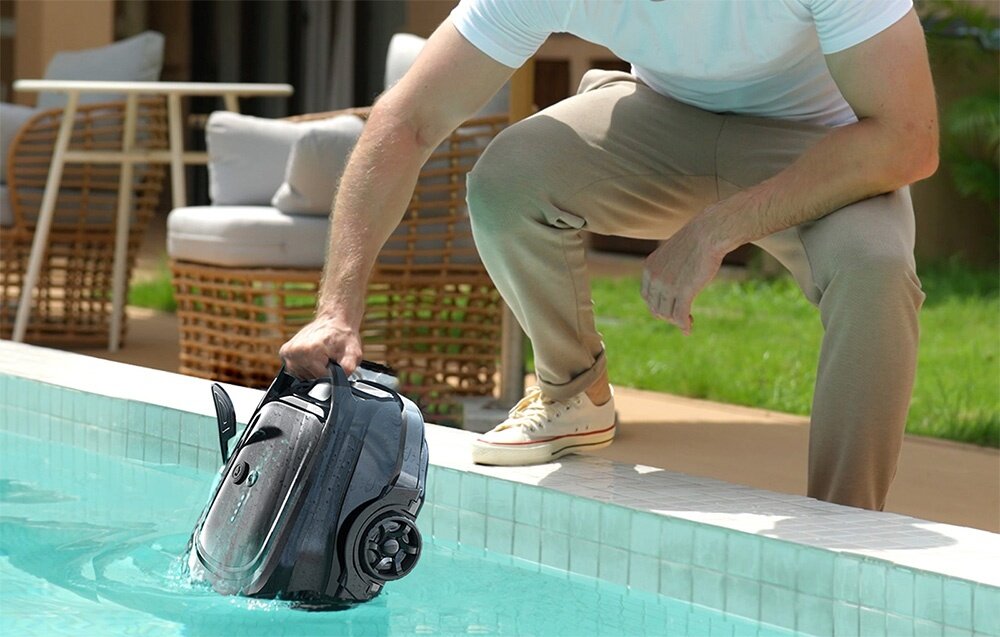 Robot do czyszczenia basenów WYBOT A1, obsługa, woda, właściciele, głębokość, osoba wyciąga z basenu robota