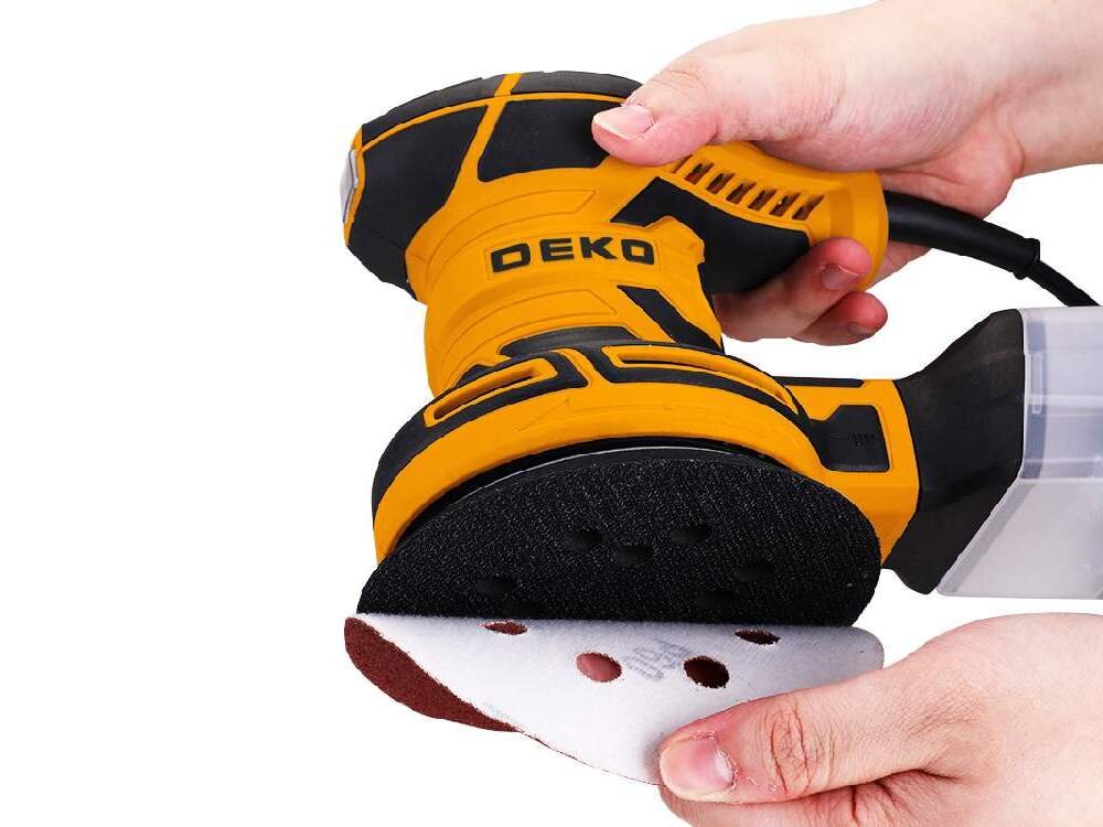 Szlifierka mimośrodowa DEKO DKOS32XL125, papier ścierny, otwory, pył, wygoda, szybkość, Zbliżenie na uchwyt tarczy szlifierkie do, której jest przymocowanu po części papier ścierny