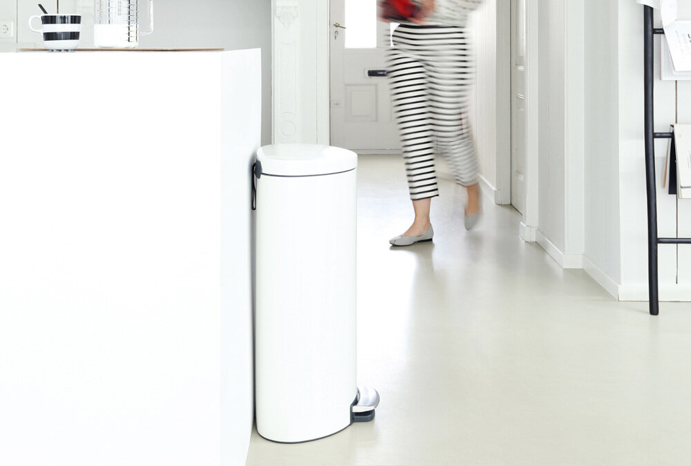 Kosz na śmieci BRABANTIA 485206 FlatBack 30L Biały pedał nożny higiena łatwe użytkowanie ciche zamykanie możliwości