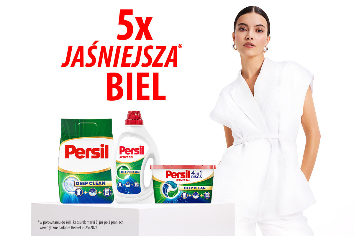 Kapsułki do prania PERSIL Discs 4 in 1 Universal - 42 szt. na zdjęciu widoczna kobieta w białym uniformie stojąca na białym tle obok na podwyższeniu różne warianty produktów Persil expert Discs widoczny napis: 5x jaśniejsza biel