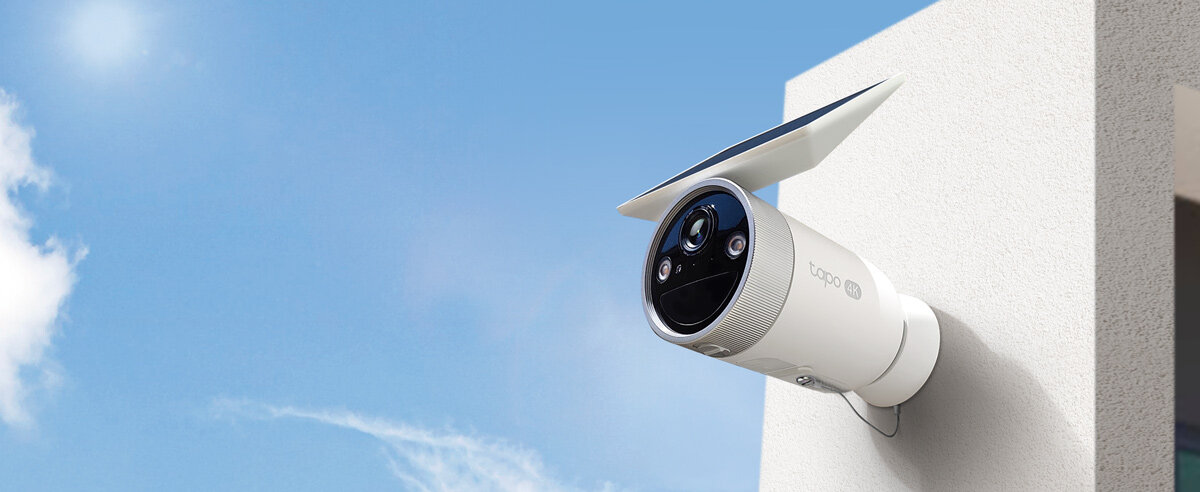 Kamera TP-LINK Tapo C465 Zewnętrzna, Wi-Fi, Monitoring, solar, bezpieczeństwo, kamera, Kamera zewnętrzna z panelem solarnym na białej ścianie.